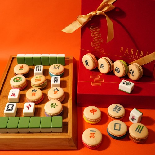 16 macarons New Year gift box